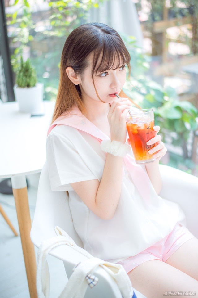 毕竟相比起来，虽然打下中原，会同时跟江东、荆州接壤，两面乃至三面受敌，但如果吕布先取荆州的话，便要随时面临被曹操切断后路的危险，至于蜀中，虽然对于刘璋曹操不怎么看得上眼，不过蜀中的地势太好了，粮道艰难，注定吕布无法投入大兵力去征讨，而且沿途上还有重重关隘。